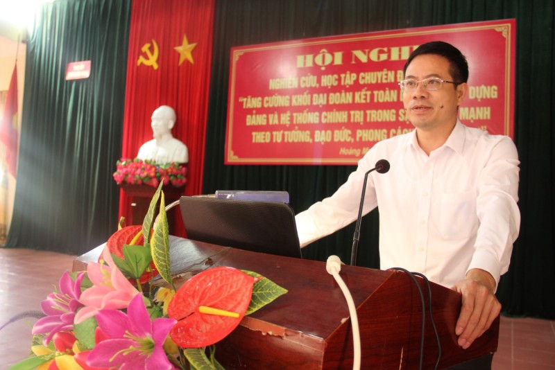 Đồng chí Đàm Hữu Hồng, Phó Bí thư Thường trực Thị ủy phát biểu tại Hội nghị