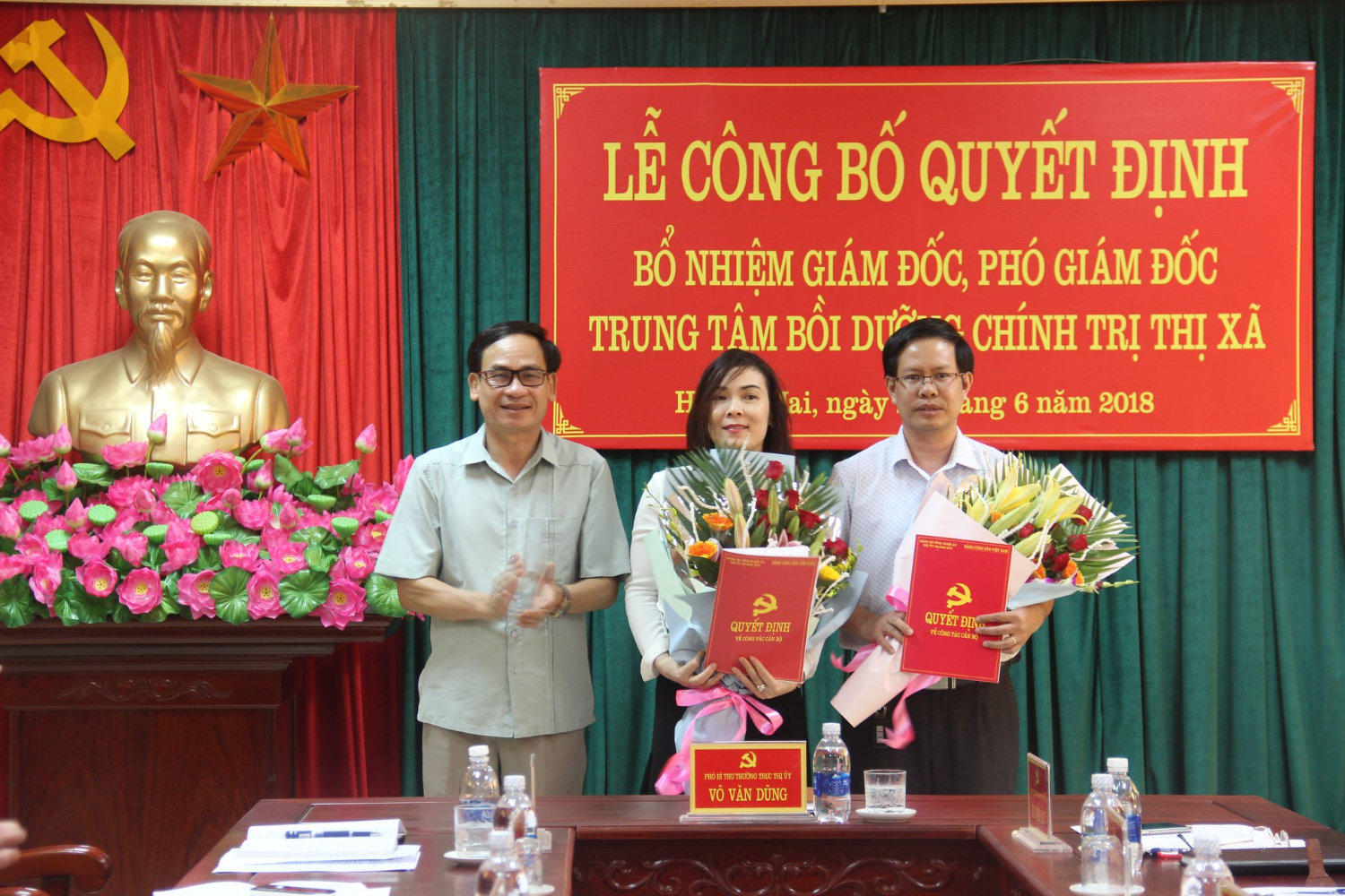 Phó Bí thư Thường trực Thị ủy Hoàng Mai Võ Văn Dũng trao các quyết định bổ nhiệm.
