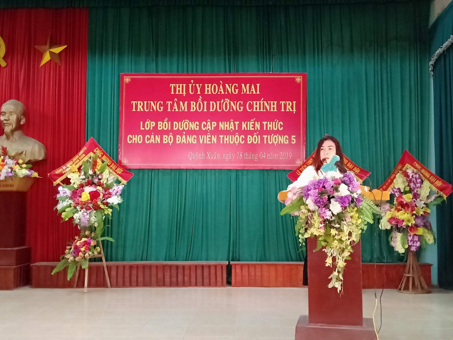Đồng chí Trần Thị Bích, Thị ủy viên, Phó giám đốc Trung tâm BDCT thị xã khai giảng lớp cập nhật kiến thức.