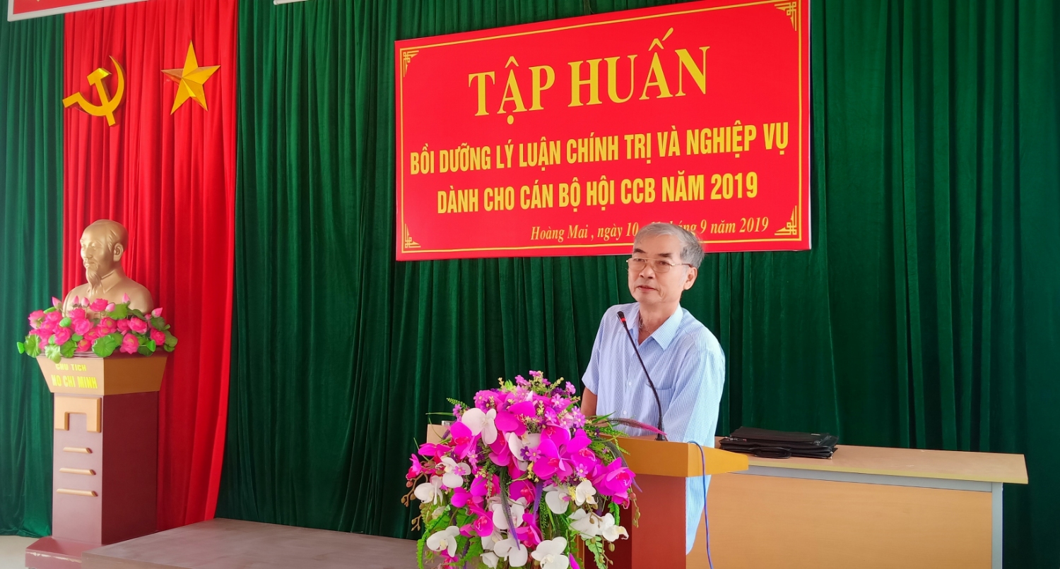 đ/c Nguyễn Bá Minh, chủ tịch Hội Cựu chiến binh thị xã khai mạc lớp học